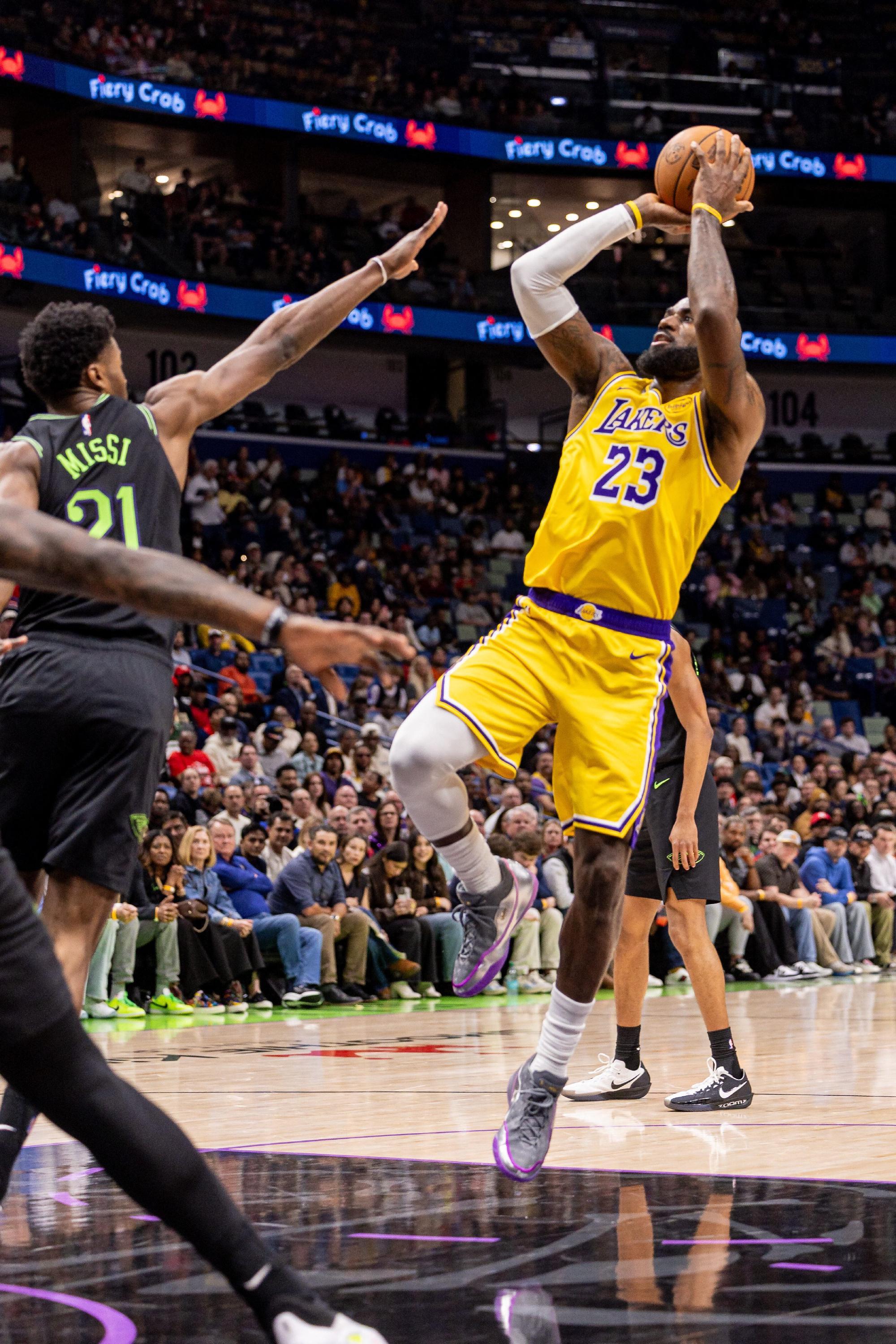 湖人胜鹈鹕取3连胜！詹姆斯1战轰下3大纪录，东契奇该向他学2件事